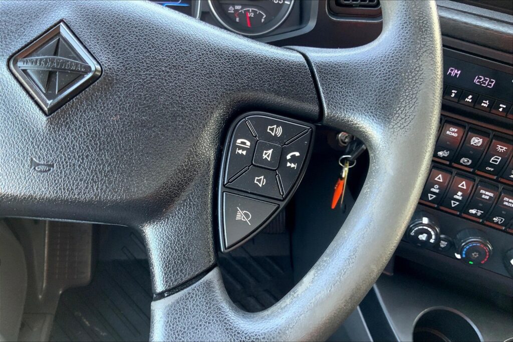 2022 CUM LT625 6×4 Sleeper