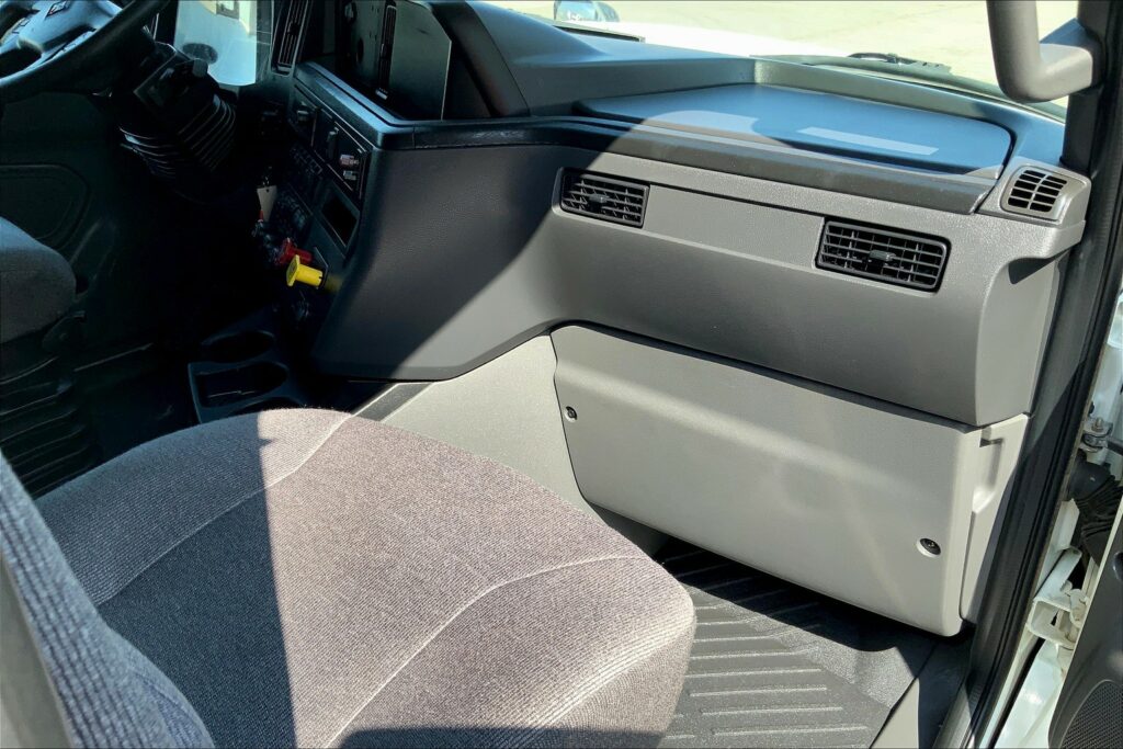 2022 CUM LT625 6×4 Sleeper