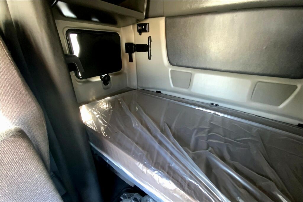 2022 CUM LT625 6×4 Sleeper