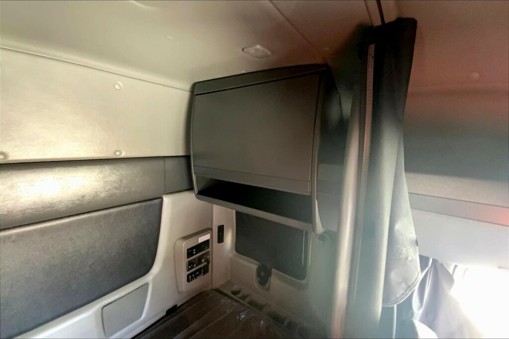 2022 CUM LT625 6×4 Sleeper