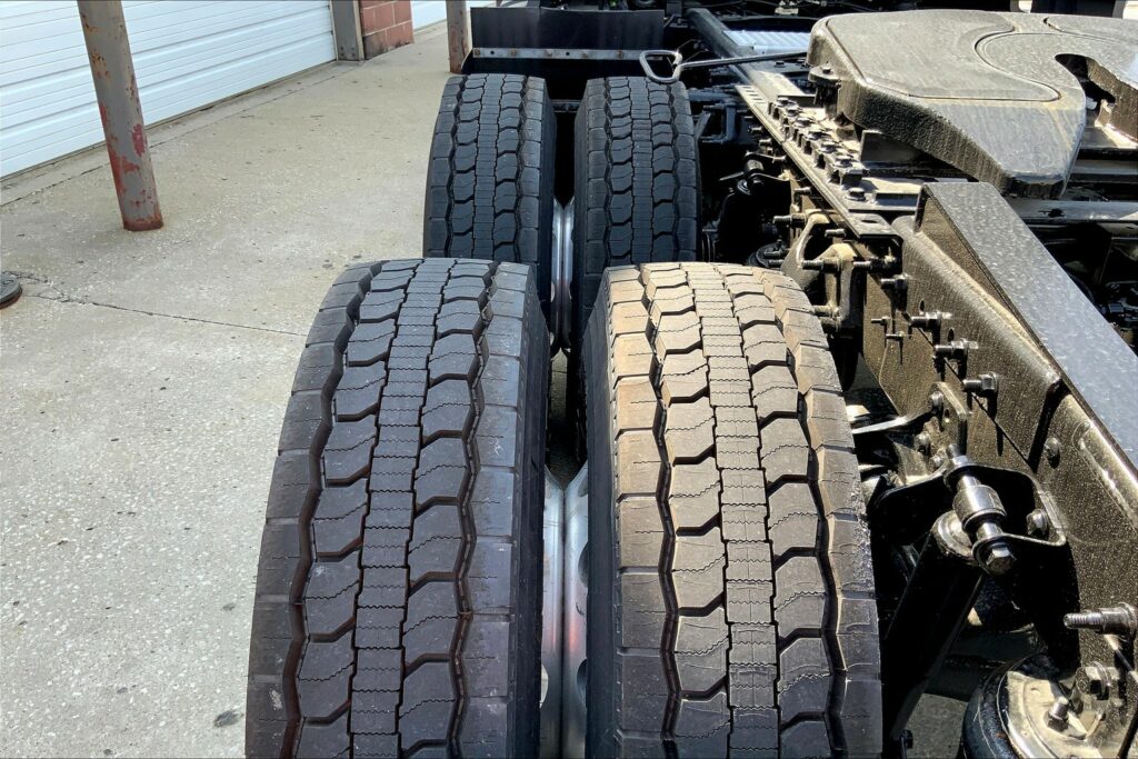 2022 CUM LT625 6×4 Sleeper