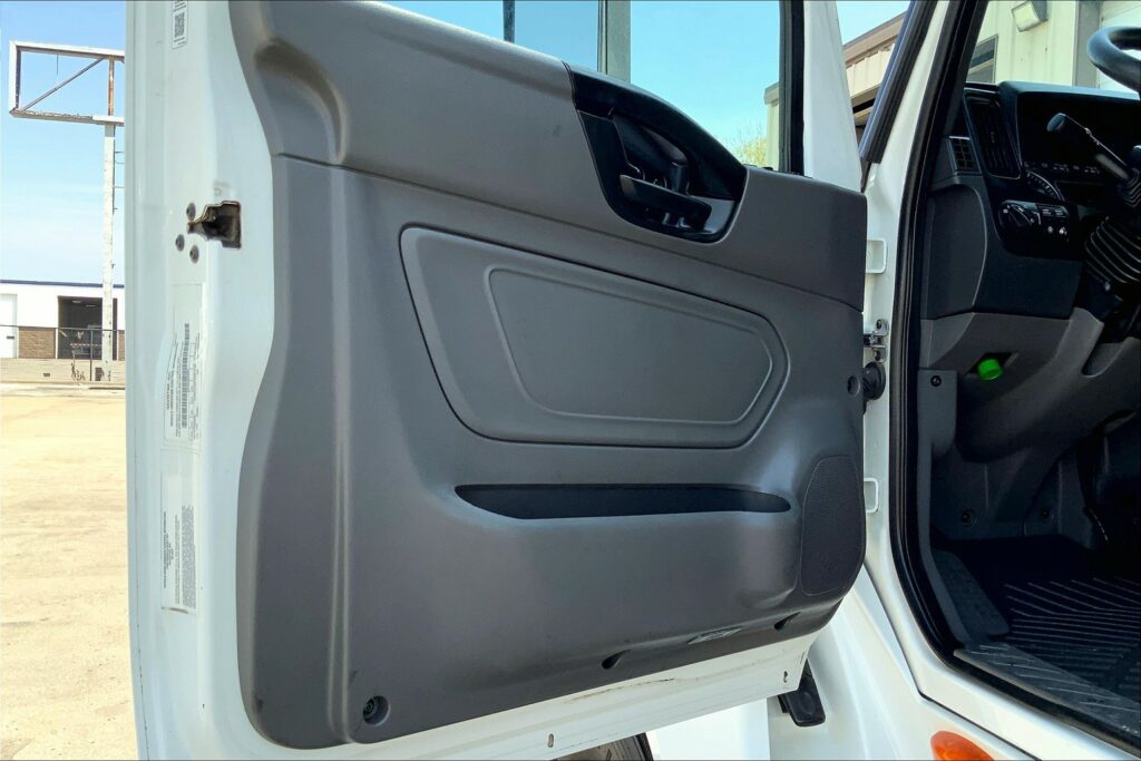 2022 CUM LT625 6×4 Sleeper