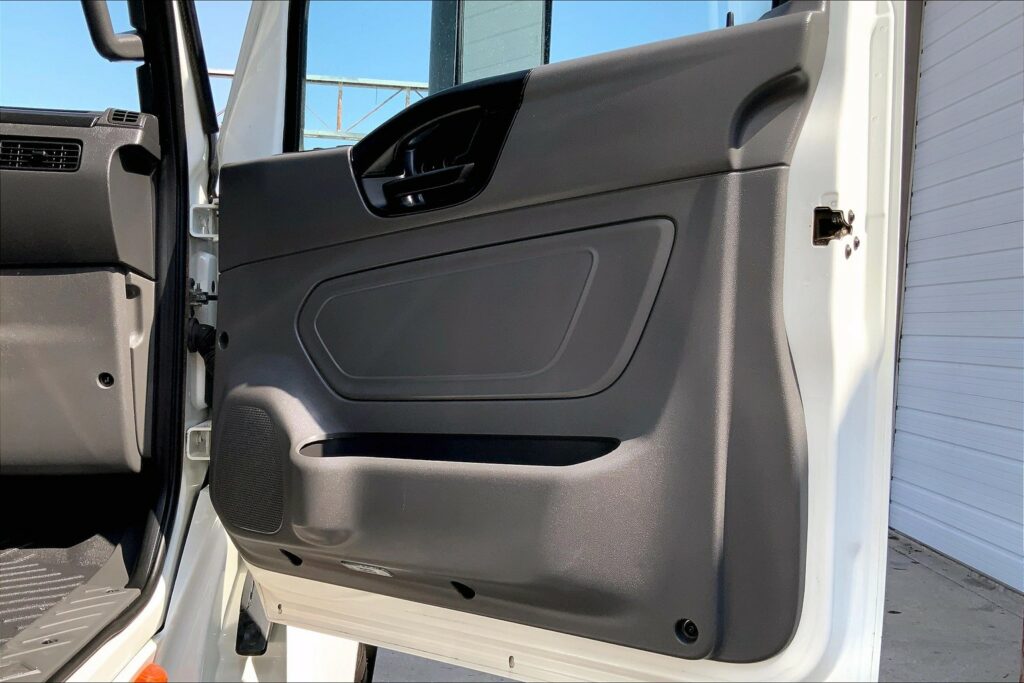 2022 CUM LT625 6×4 Sleeper