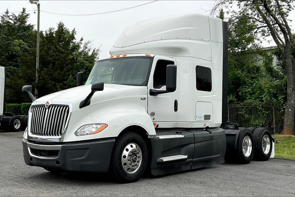 2022 CUM LT625 6×4 Sleeper