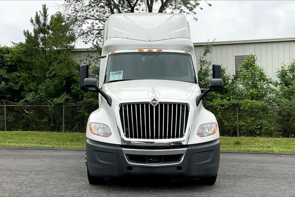 2022 CUM LT625 6×4 Sleeper