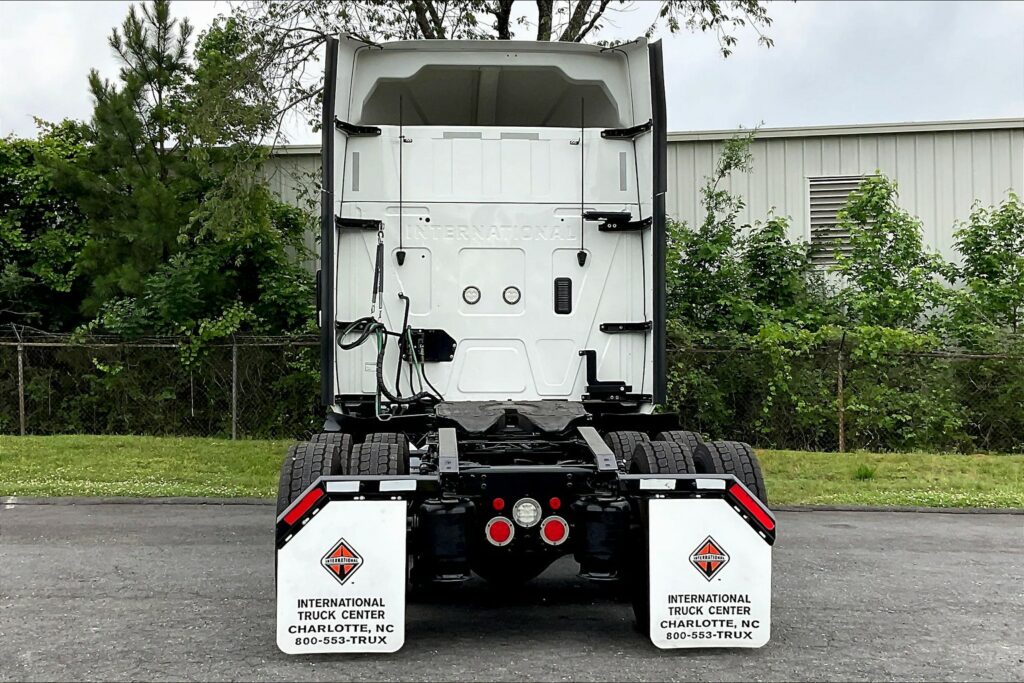 2022 CUM LT625 6×4 Sleeper