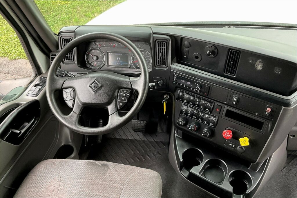 2022 CUM LT625 6×4 Sleeper