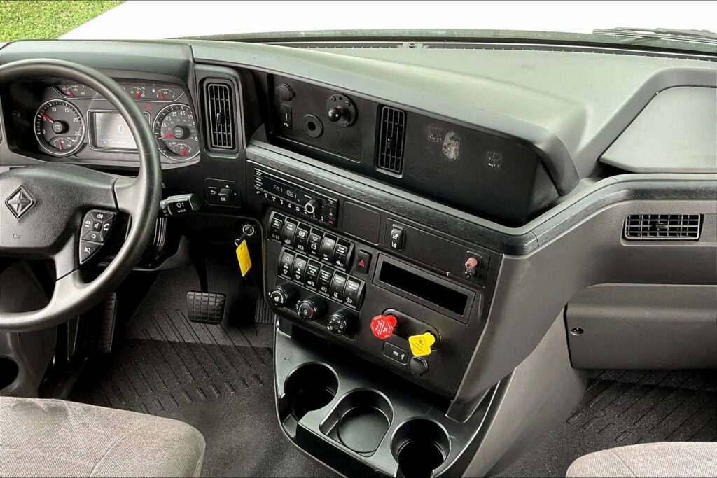 2022 CUM LT625 6×4 Sleeper