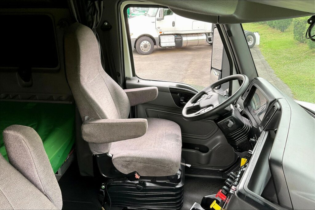 2022 CUM LT625 6×4 Sleeper