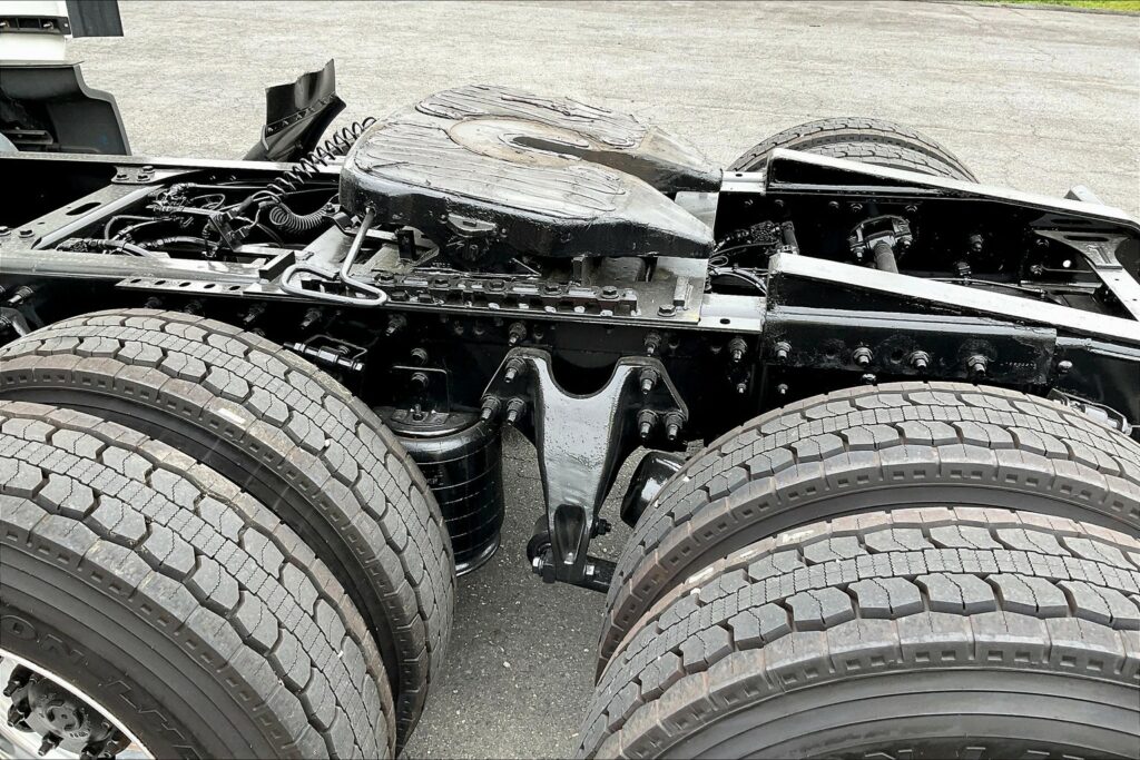 2022 CUM LT625 6×4 Sleeper