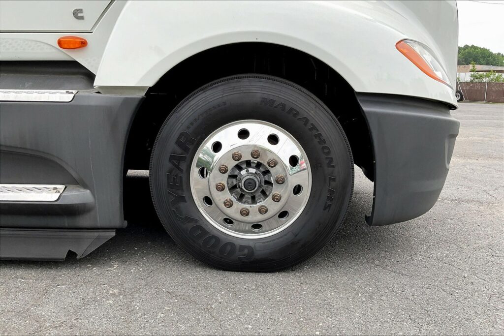 2022 CUM LT625 6×4 Sleeper