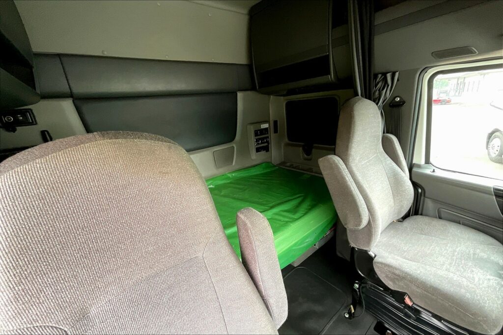 2022 CUM LT625 6×4 Sleeper