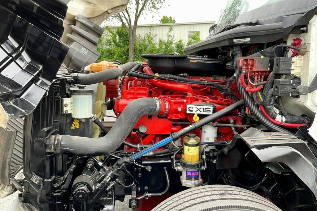 2022 CUM LT625 6×4 Sleeper