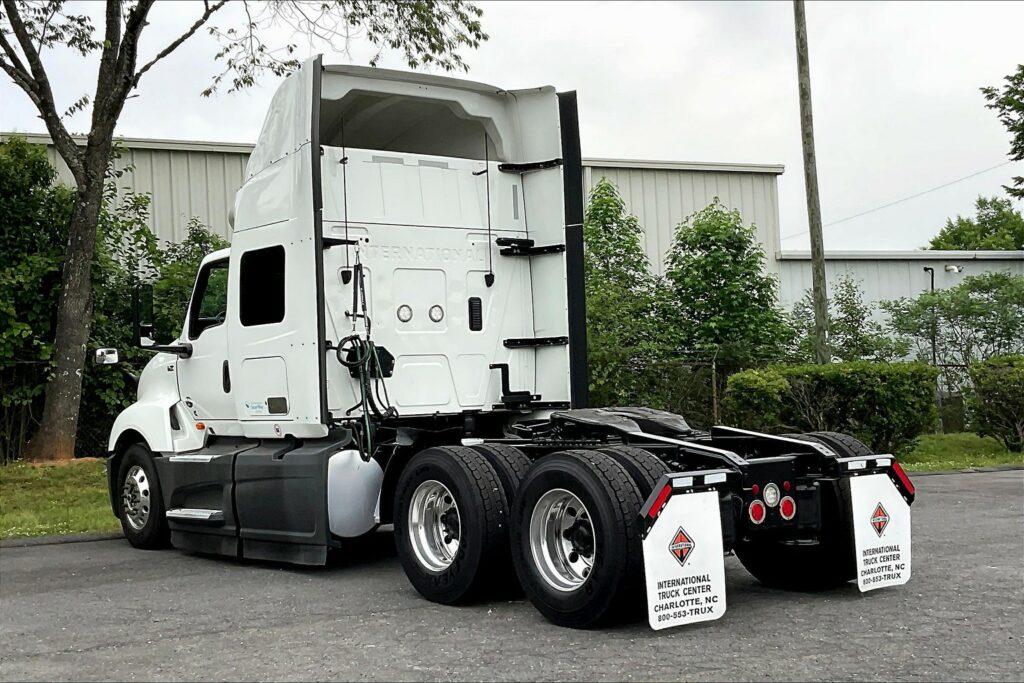 2022 CUM LT625 6×4 Sleeper