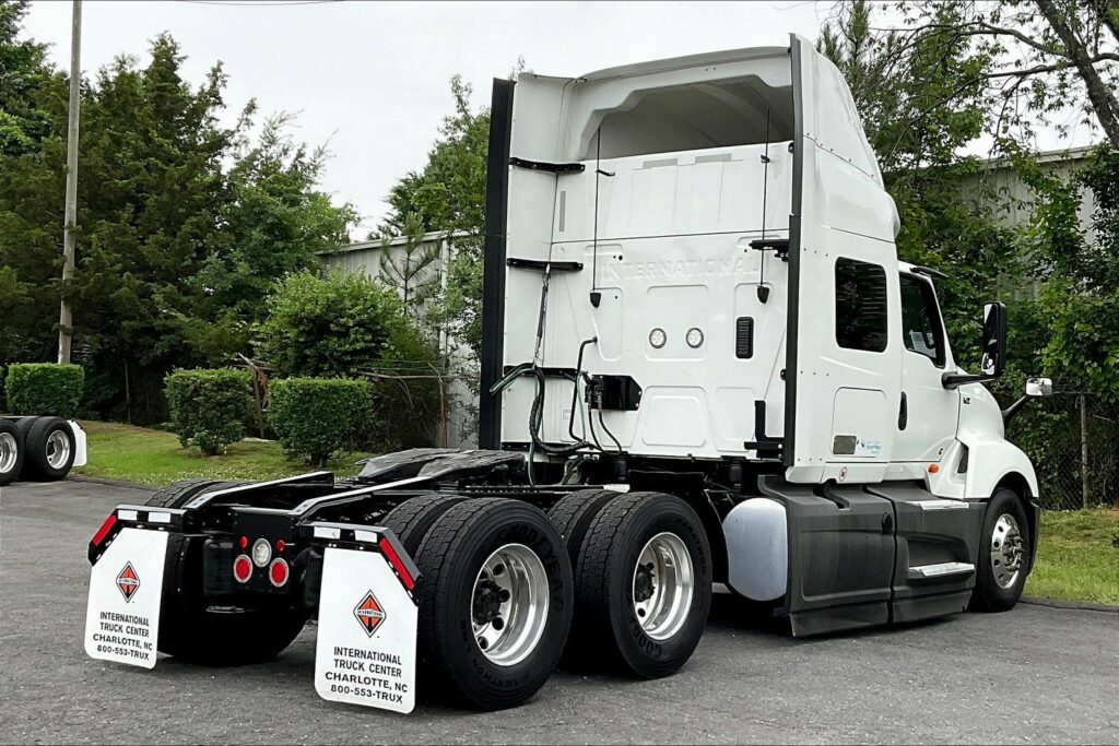 2022 CUM LT625 6×4 Sleeper