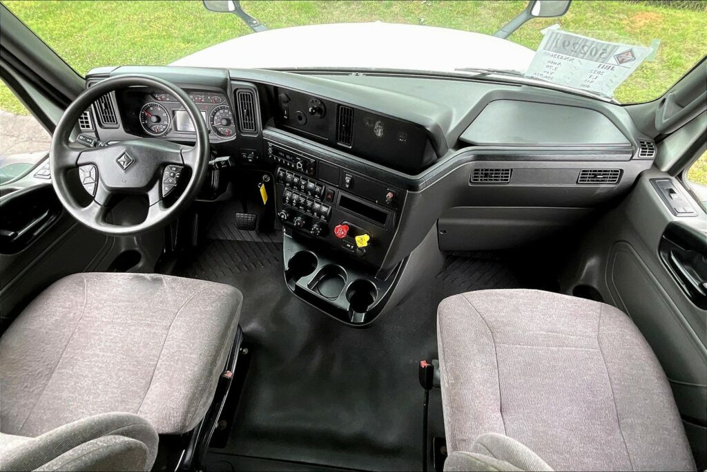 2022 CUM LT625 6×4 Sleeper