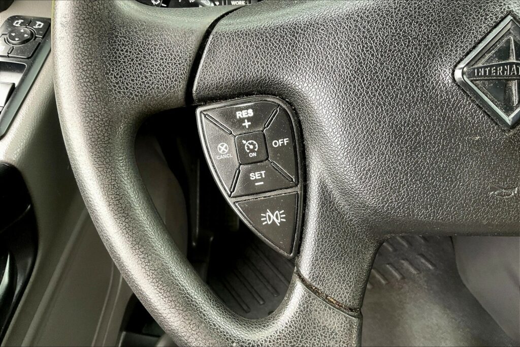 2022 CUM LT625 6×4 Sleeper