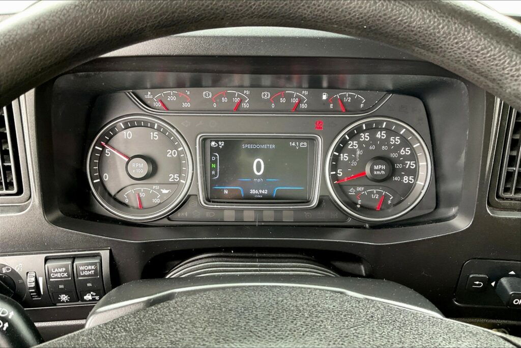 2022 CUM LT625 6×4 Sleeper