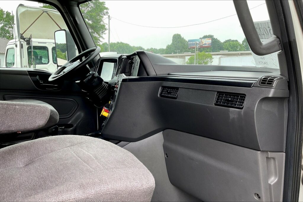 2022 CUM LT625 6×4 Sleeper