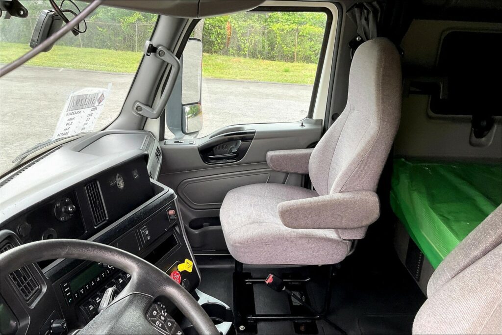 2022 CUM LT625 6×4 Sleeper