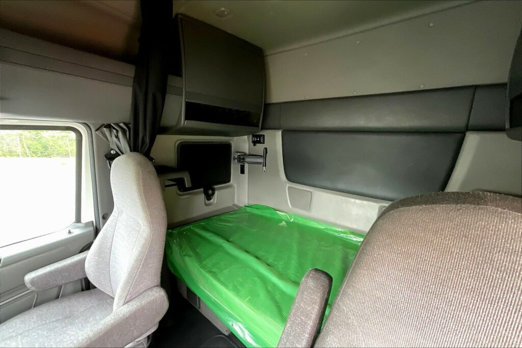 2022 CUM LT625 6×4 Sleeper