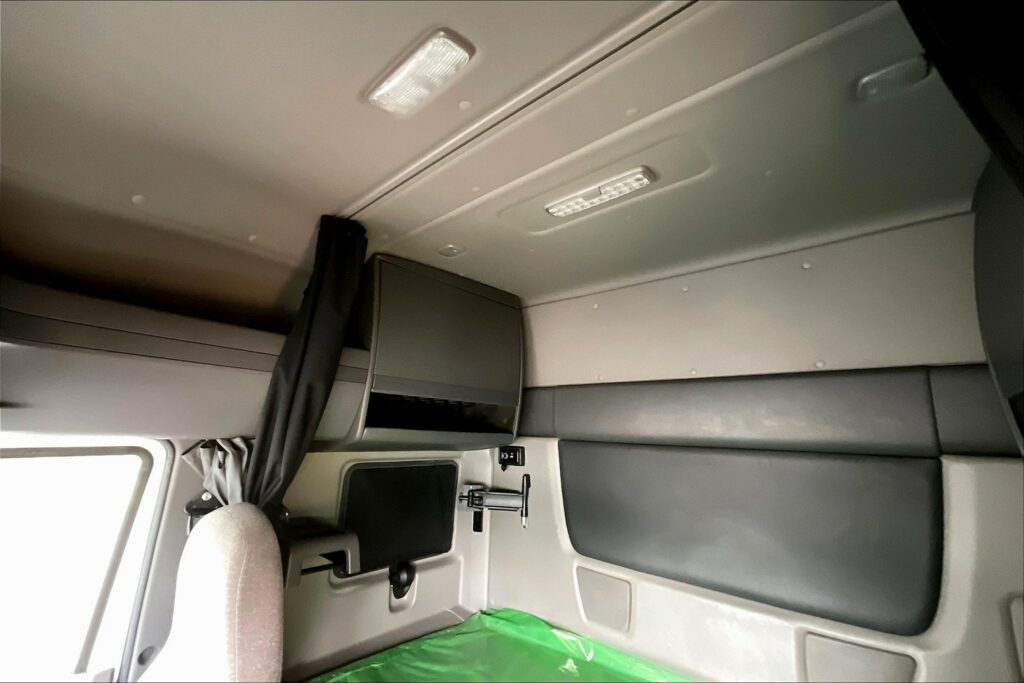 2022 CUM LT625 6×4 Sleeper