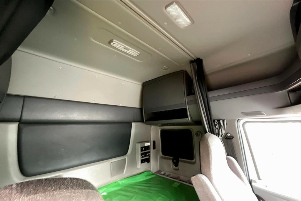 2022 CUM LT625 6×4 Sleeper