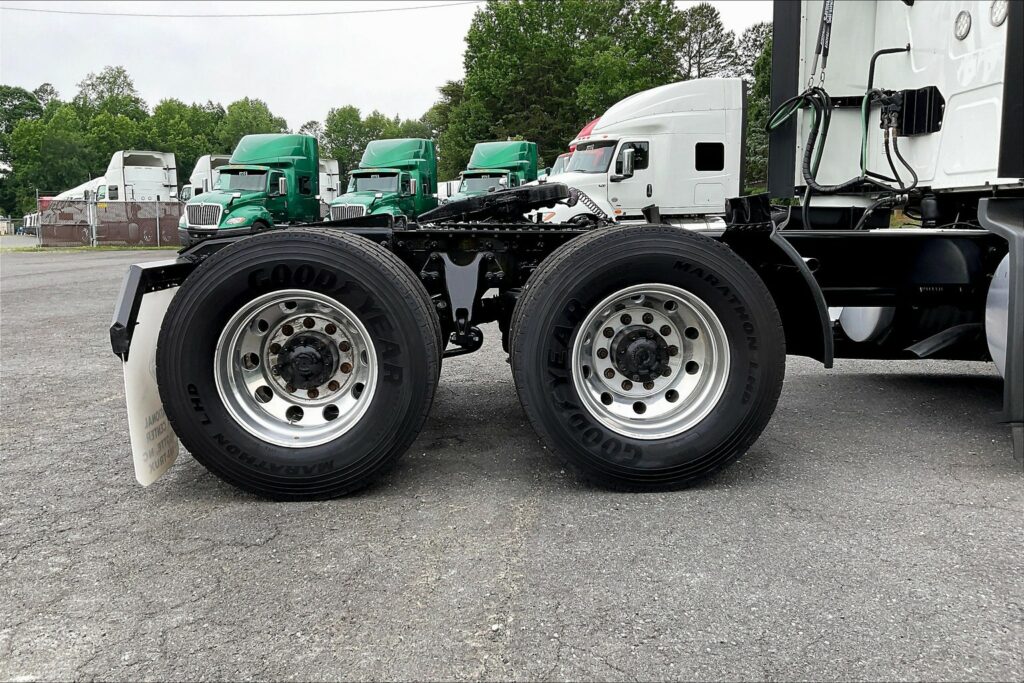 2022 CUM LT625 6×4 Sleeper