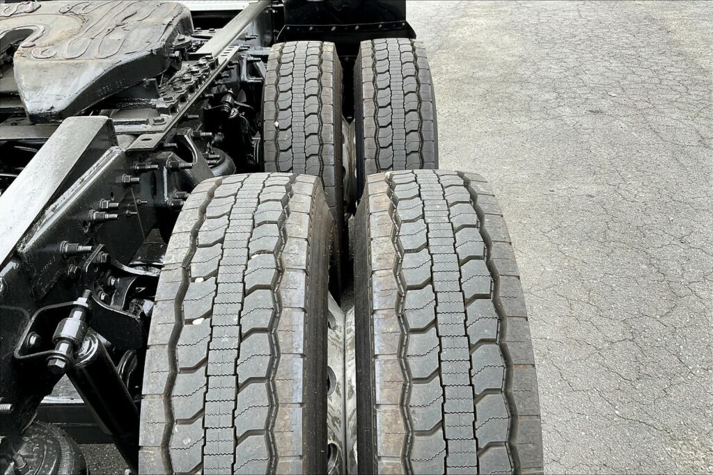 2022 CUM LT625 6×4 Sleeper