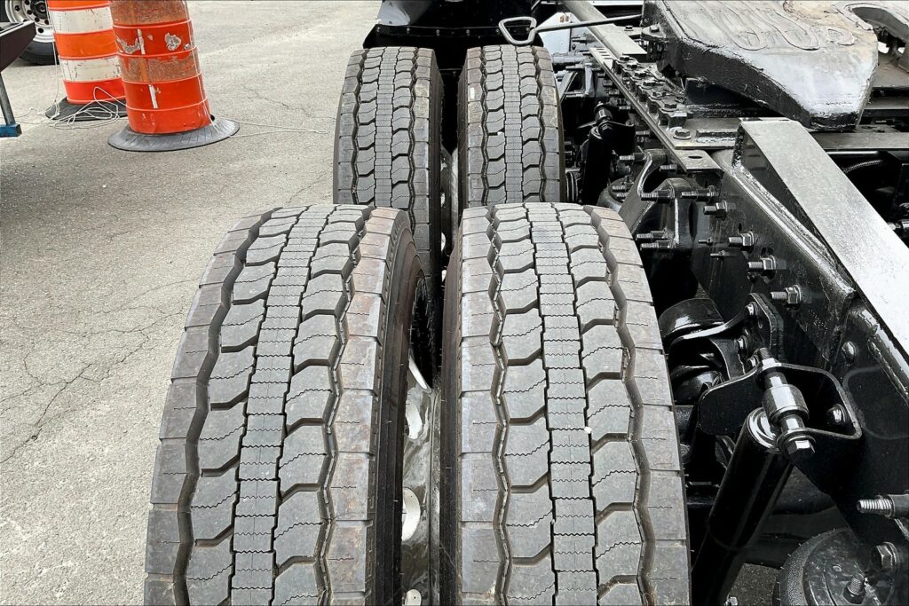 2022 CUM LT625 6×4 Sleeper