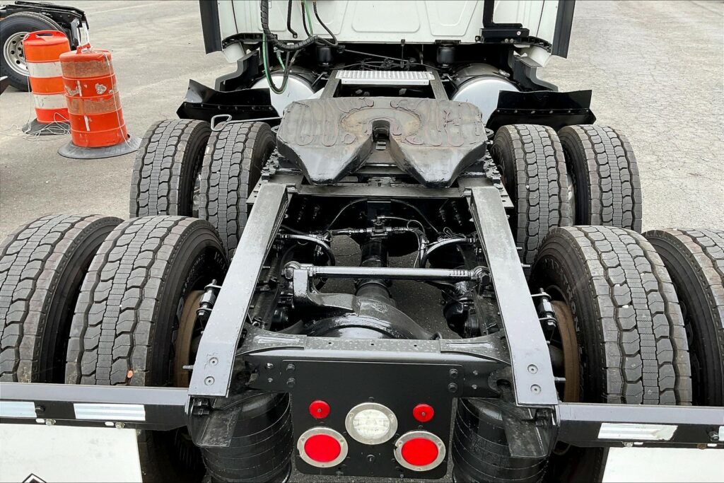 2022 CUM LT625 6×4 Sleeper