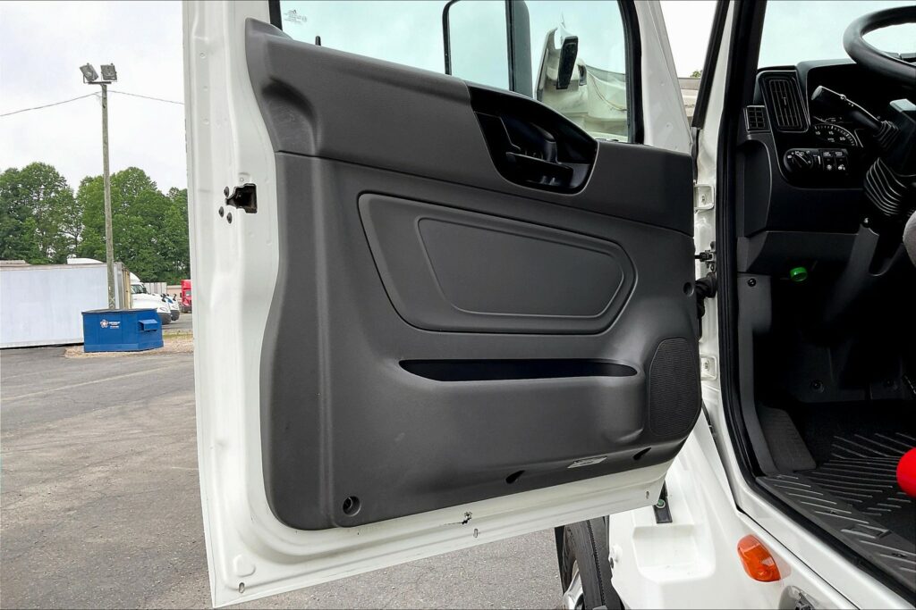 2022 CUM LT625 6×4 Sleeper