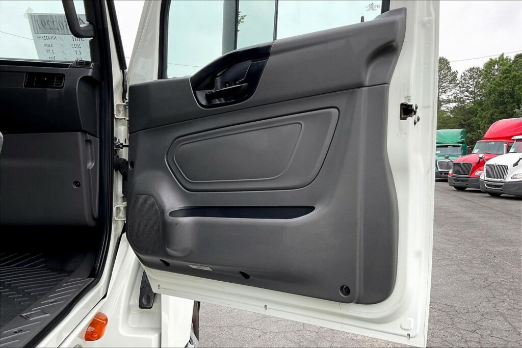 2022 CUM LT625 6×4 Sleeper