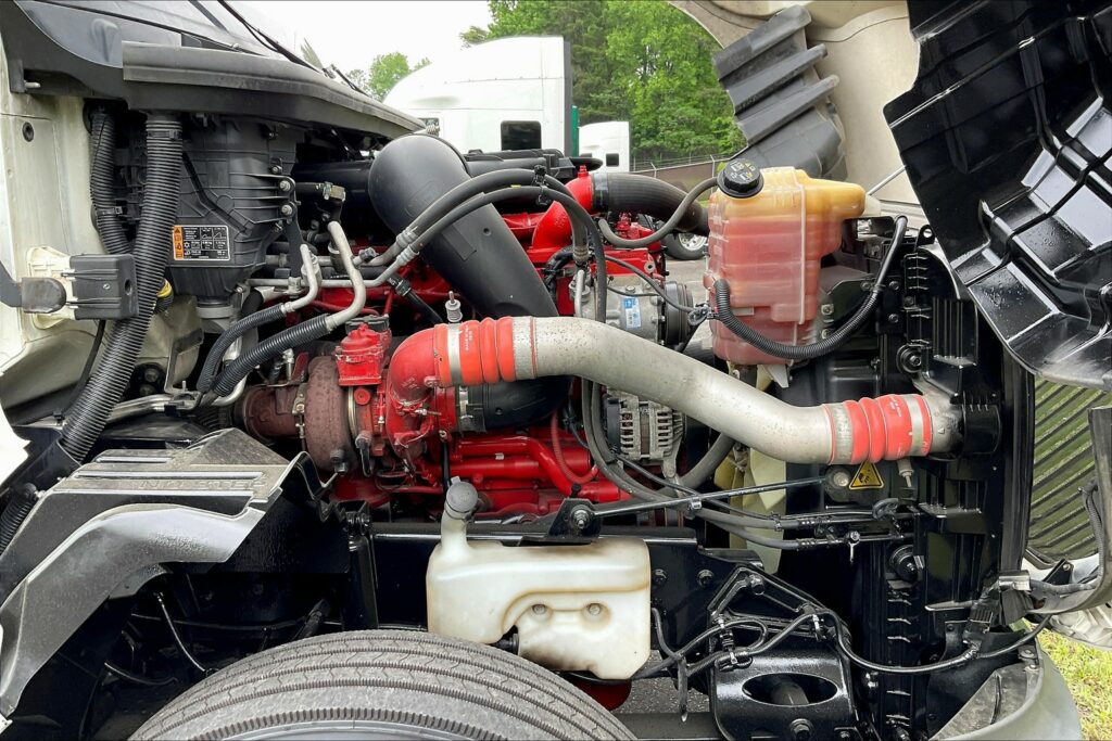 2022 CUM LT625 6×4 Sleeper