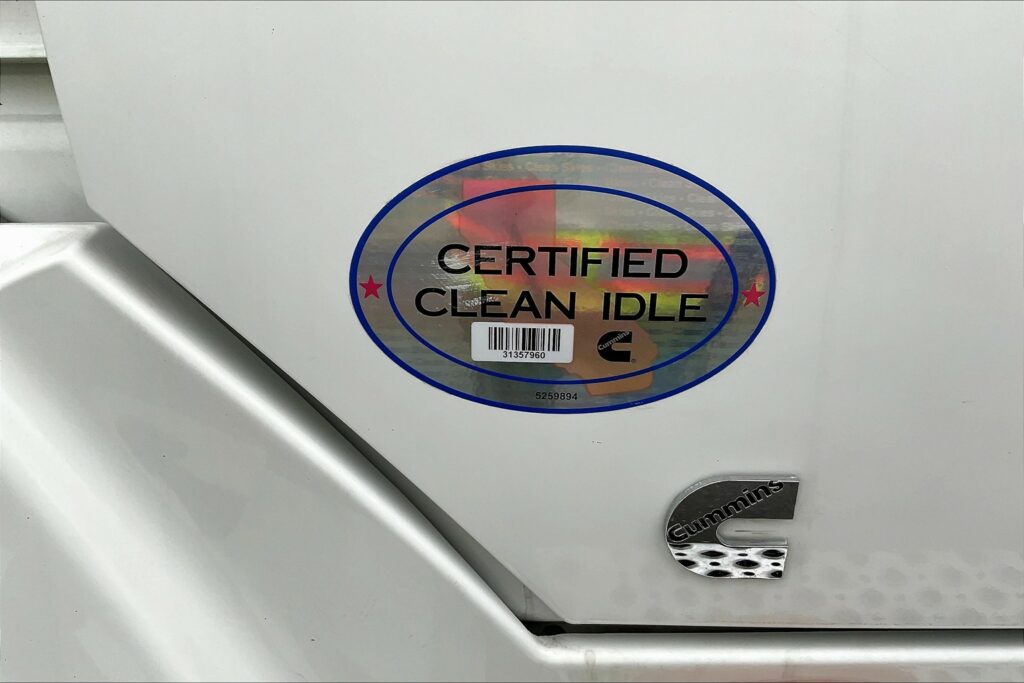 2022 CUM LT625 6×4 Sleeper