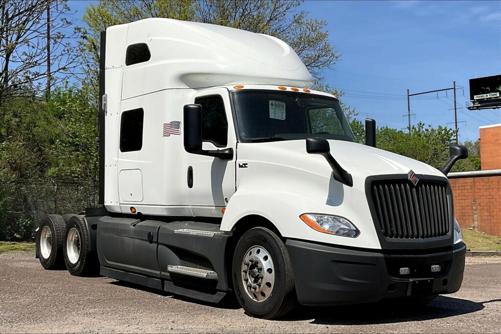 2021 CUM LT625 6×4 Sleeper