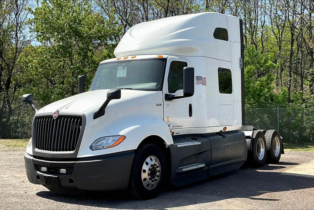 2021 CUM LT625 6×4 Sleeper