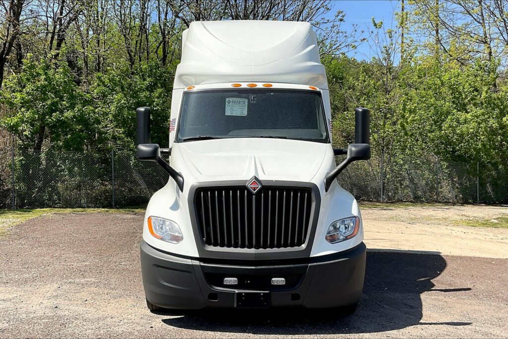 2021 CUM LT625 6×4 Sleeper