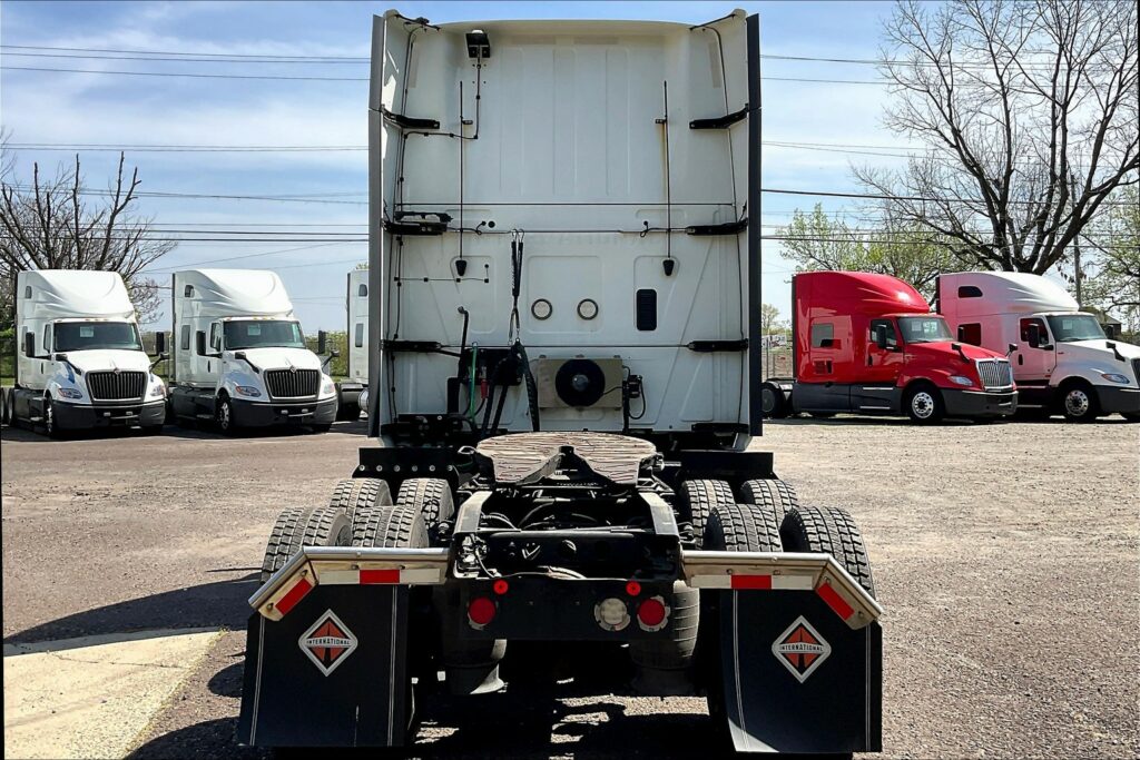 2021 CUM LT625 6×4 Sleeper