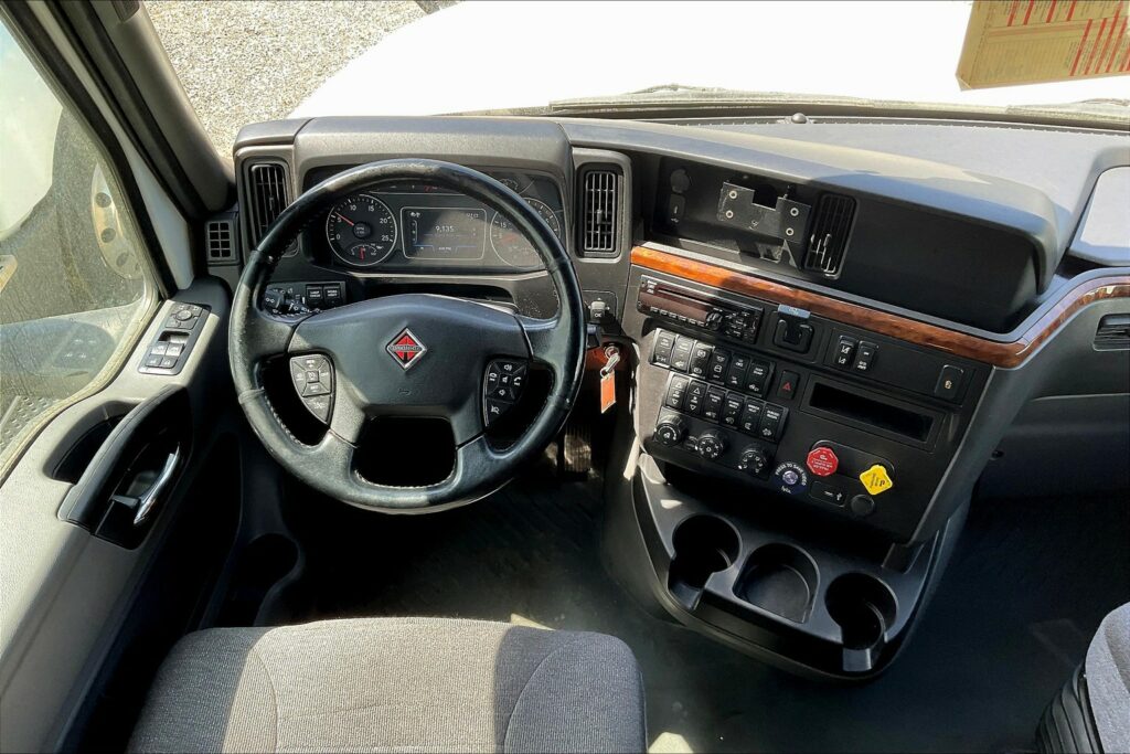 2021 CUM LT625 6×4 Sleeper