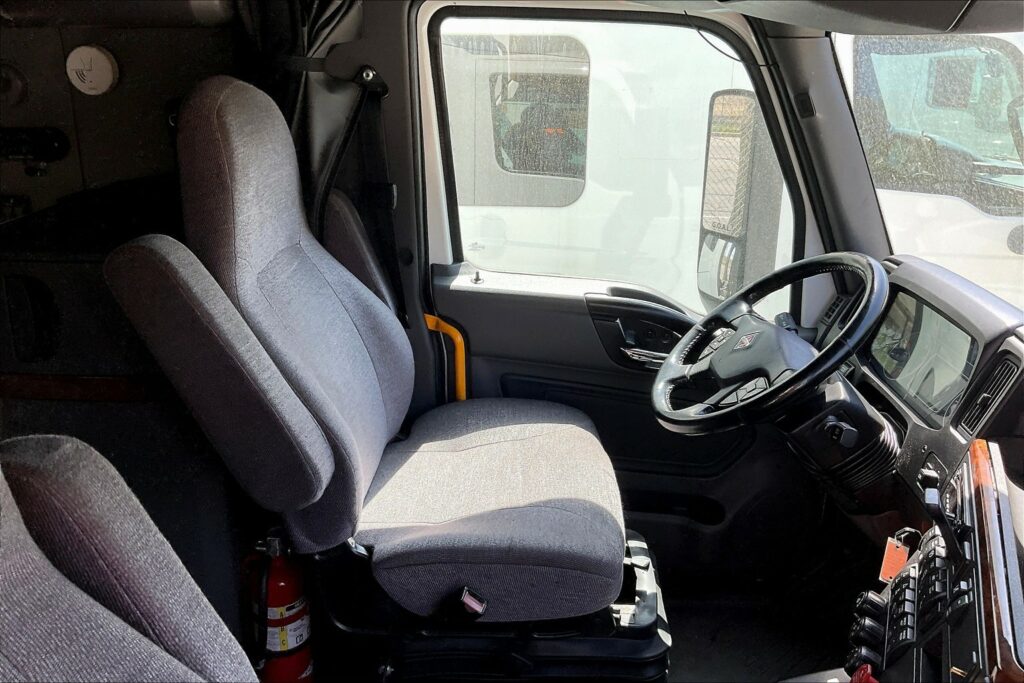 2021 CUM LT625 6×4 Sleeper