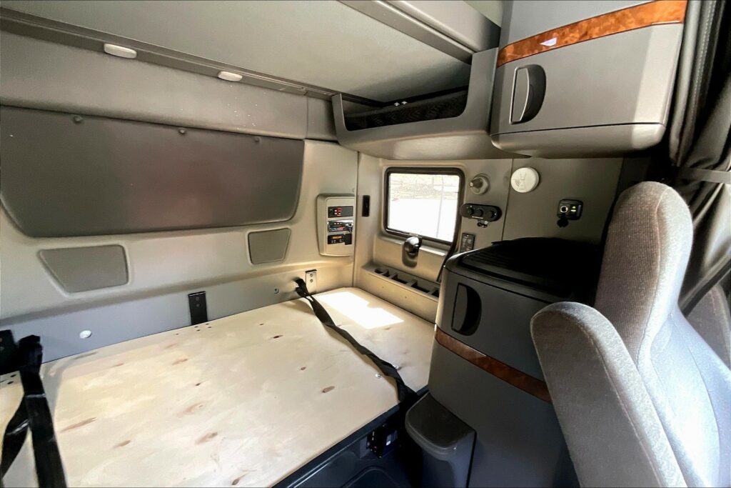 2021 CUM LT625 6×4 Sleeper