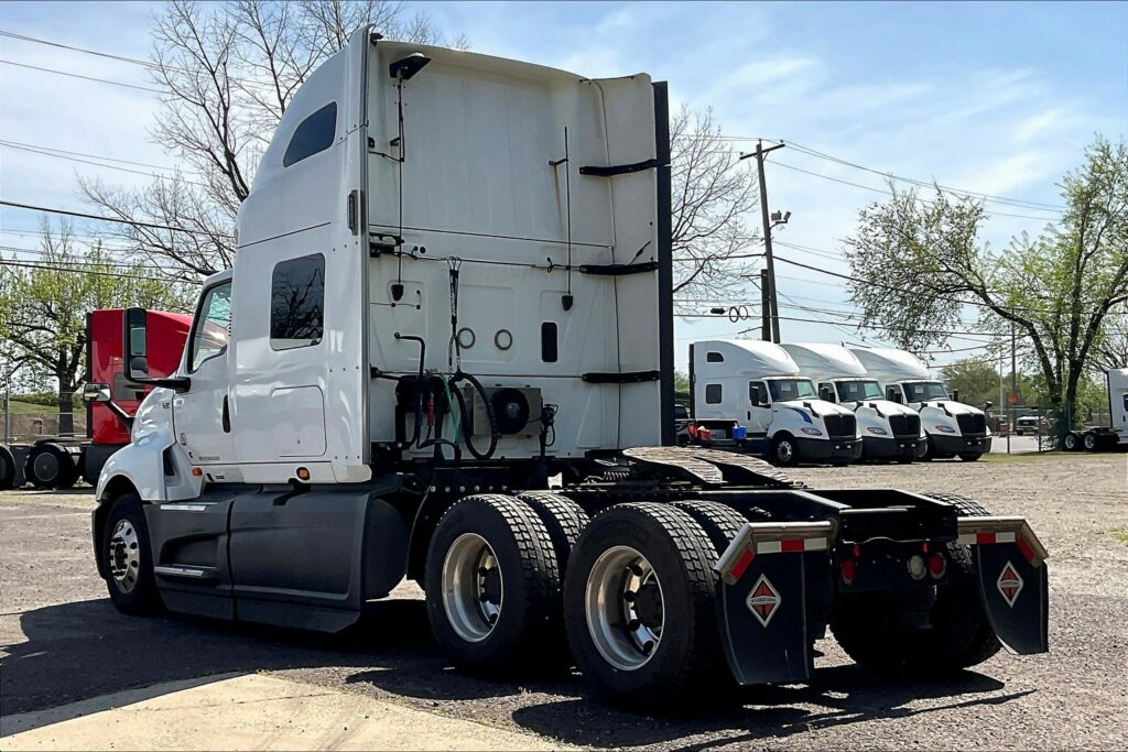 2021 CUM LT625 6×4 Sleeper