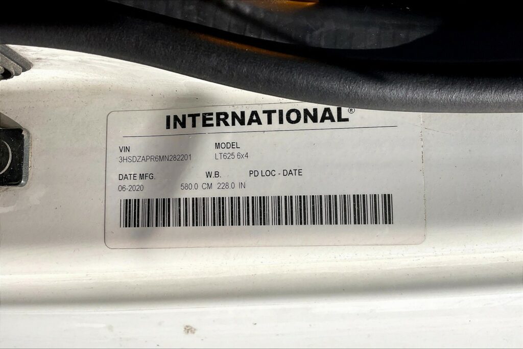 2021 CUM LT625 6×4 Sleeper