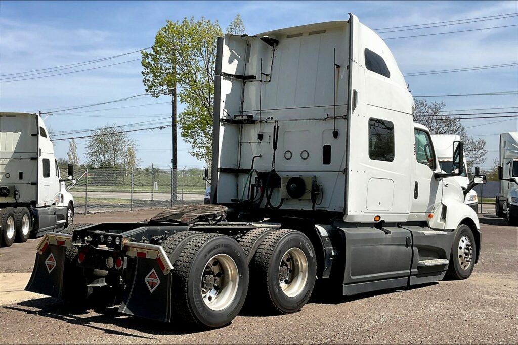 2021 CUM LT625 6×4 Sleeper