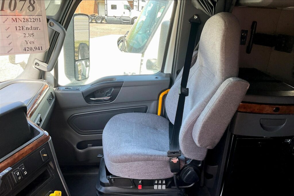 2021 CUM LT625 6×4 Sleeper