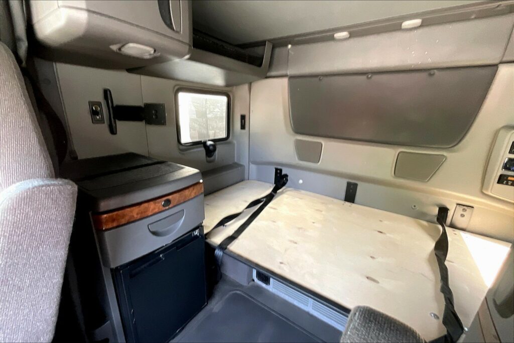 2021 CUM LT625 6×4 Sleeper