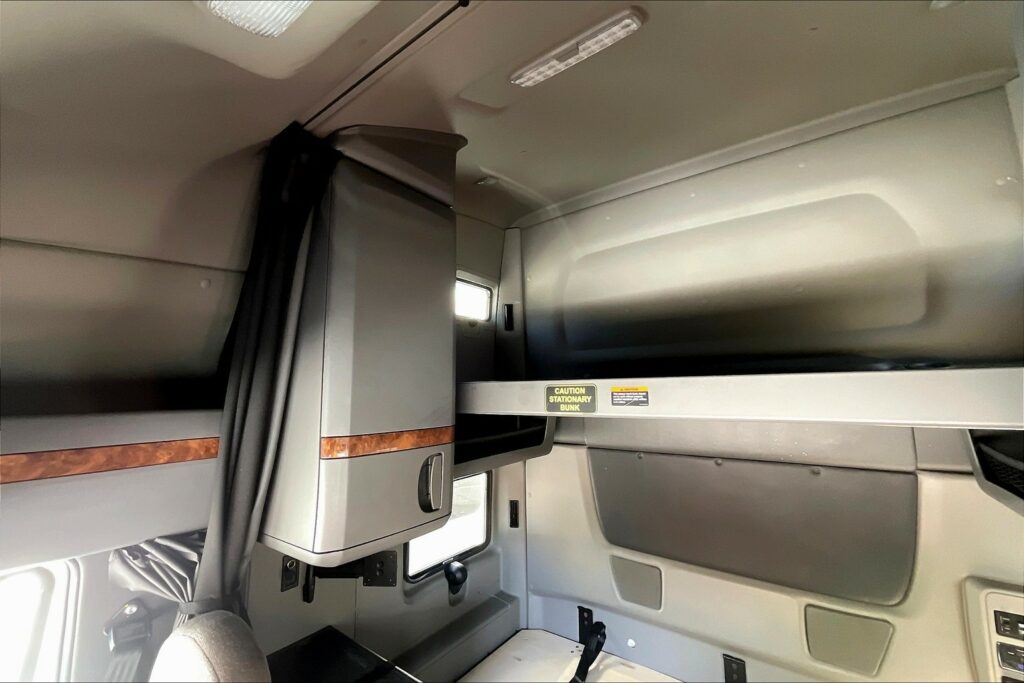 2021 CUM LT625 6×4 Sleeper