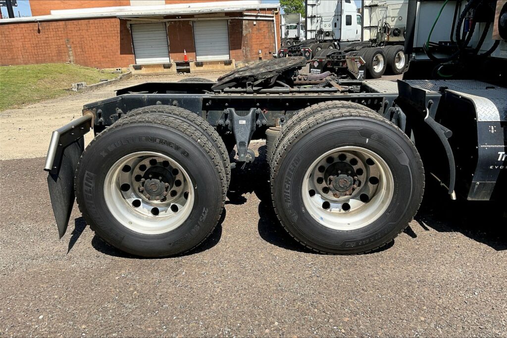 2021 CUM LT625 6×4 Sleeper