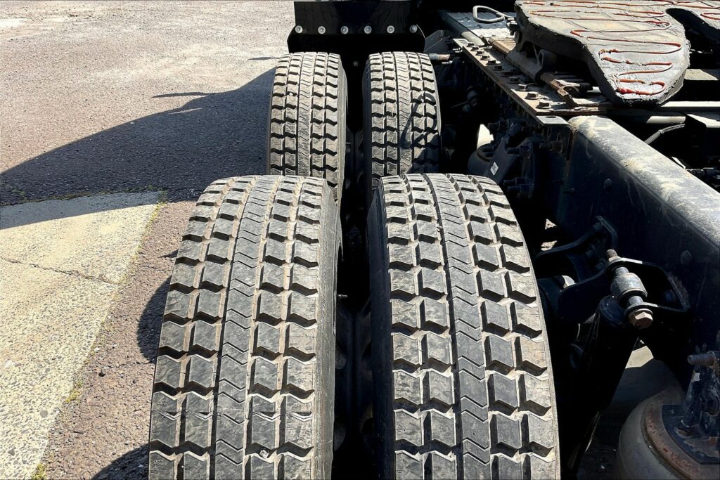 2021 CUM LT625 6×4 Sleeper